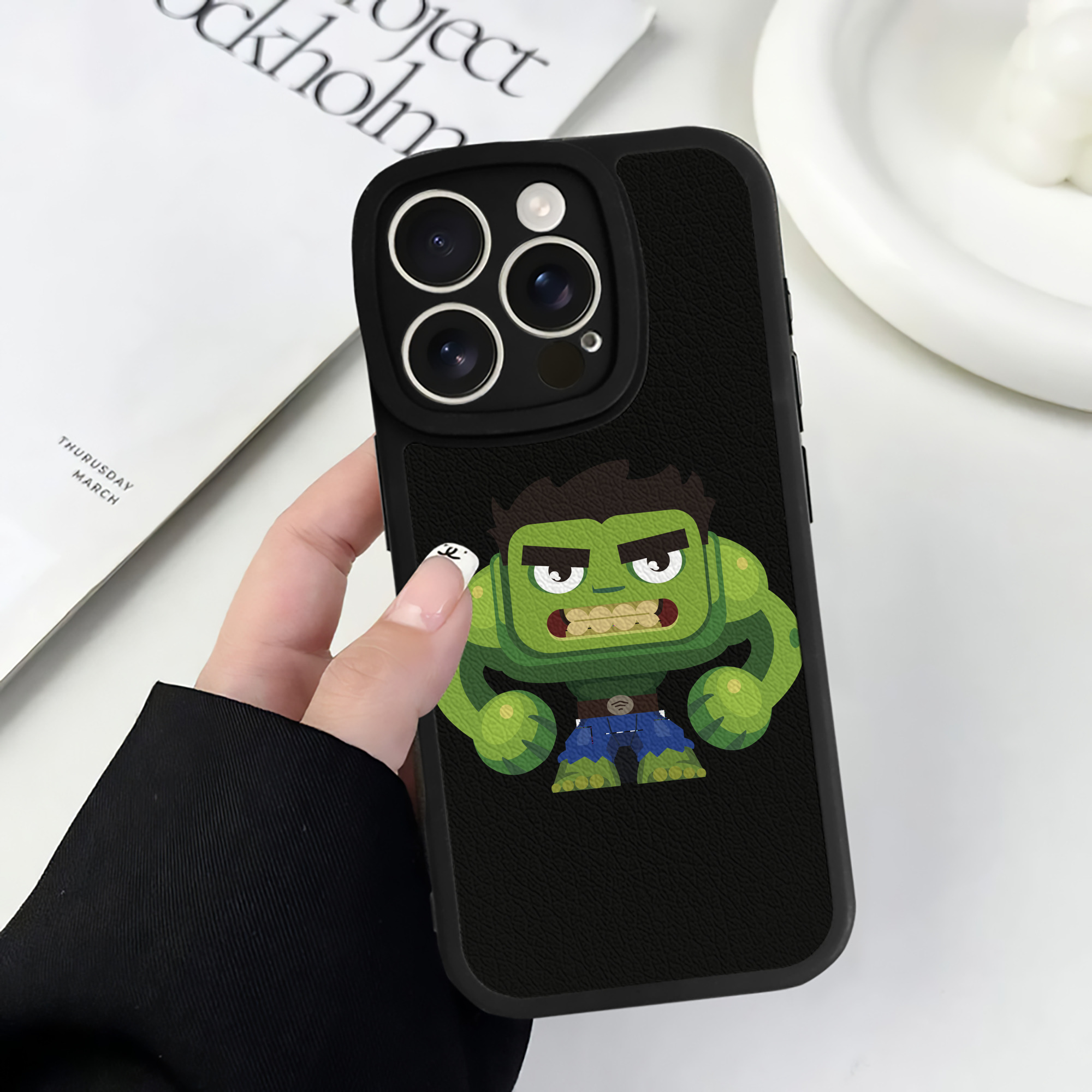 （画像用） アベンジャーズ The Avengers 【iPhone 16シリーズ対応】シリコンスマホケース（レザー調） 材質：シリコン